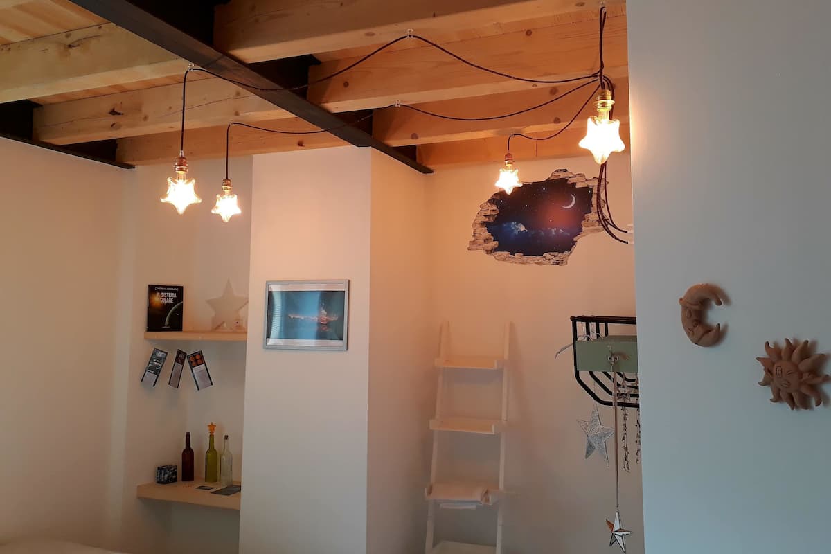 Habitación doble | Escritorio y ropa de cama