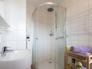Ducha, artículos de tocador gratuitos, secador de pelo, toallas