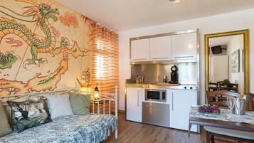 Apartemen, lantai dasar | Brankas, tirai kedap cahaya, dan setrika/meja setrika