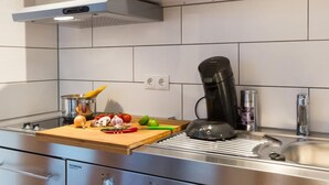 Apartment, 2 Bedrooms (blau) | Private kitchenette | Coffee/tea maker, fridge, microwave, stovetop - Ruster Drachennest (Rust)