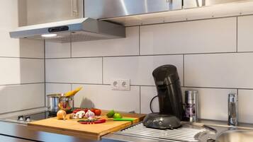 Apartemen, 2 kamar tidur (blau) | Dapur kecil pribadi | Lemari es, microwave, kompor, dan mesin pembuat kopi/teh