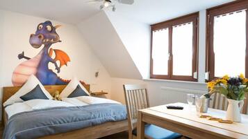 Apartemen, 2 kamar tidur (blau) | Brankas, tirai kedap cahaya, dan setrika/meja setrika