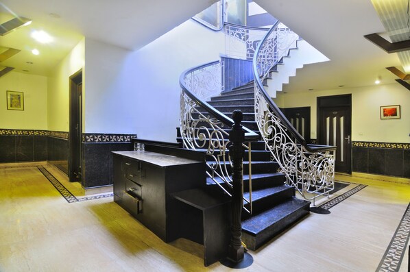 Staircase - Hotel Maya Cottage (New Delhi)