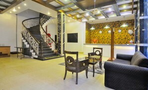 Lobby sitting area - Hotel Maya Cottage (New Delhi)
