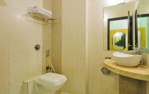 Deluxe Double Room | Bathroom | Shower, free toiletries, towels - Hotel Maya Cottage (New Delhi)