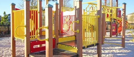 Villa familiar, bañera de hidromasaje, en la zona del jardín | Zona de juegos infantil al aire libre