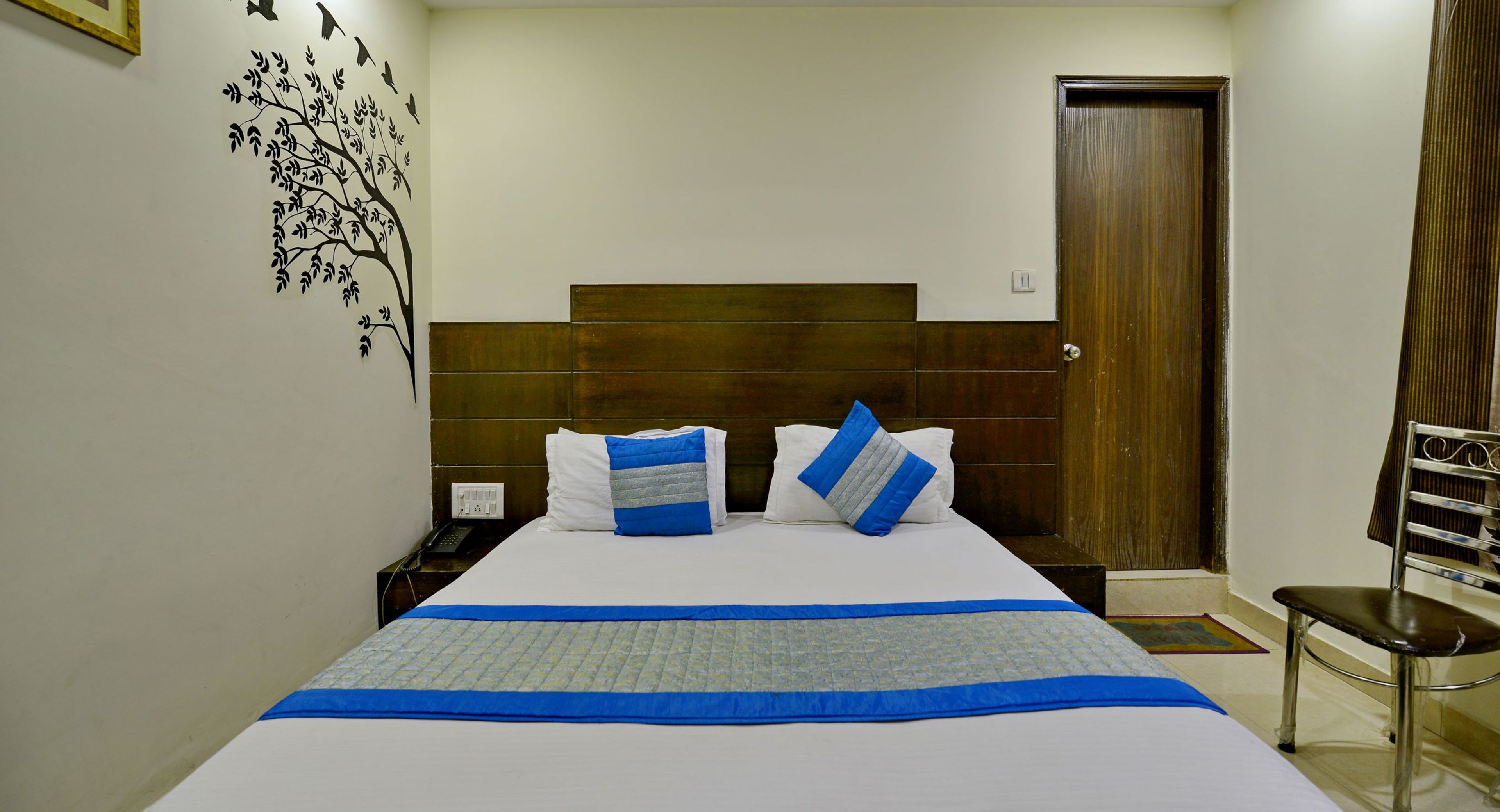 غرفة ديلوكس مزدوجة | أسرّة قابلة للطي وواي فاي مجانًا