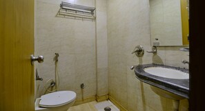 Deluxe Double Room | Bathroom | Shower, free toiletries, towels