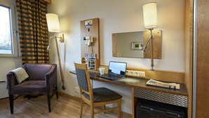 Desk, cots/infant beds, free WiFi, bed sheets - Høvik hotell (Bærum)