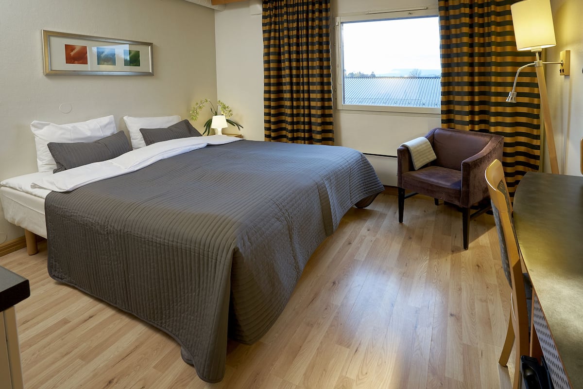 Habitación doble | Escritorio, cunas, wifi gratis y ropa de cama