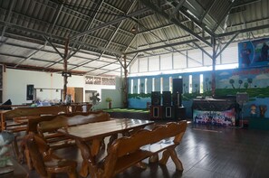 Der serveres morgenmad, frokost, aftensmad og lokale retter 