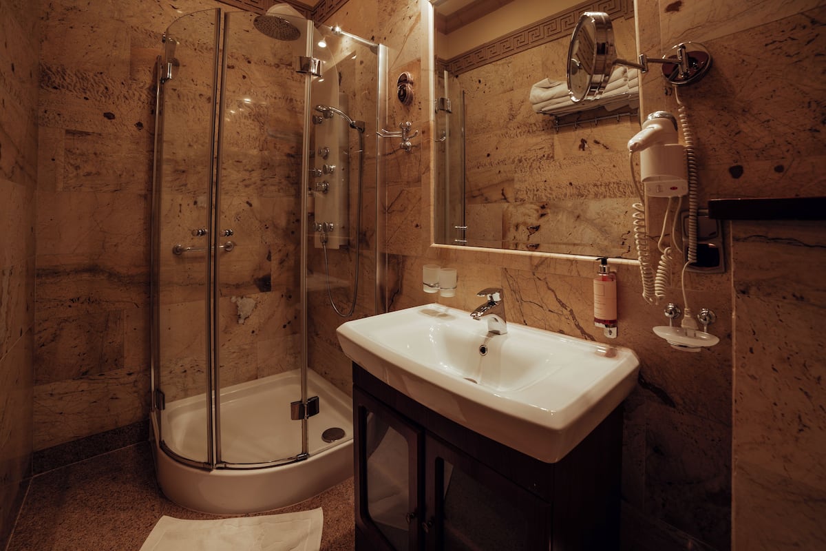 premium double room | bathroom | free toiletries, hair dryer, towels