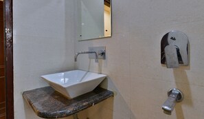 Deluxe Double Room | Bathroom