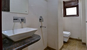 Doppia Deluxe | Bagno | Doccia, set di cortesia gratuito, asciugamani