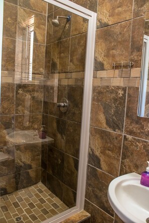 Bathroom - HomeBase Kruger - Hostel (Nkomazi)