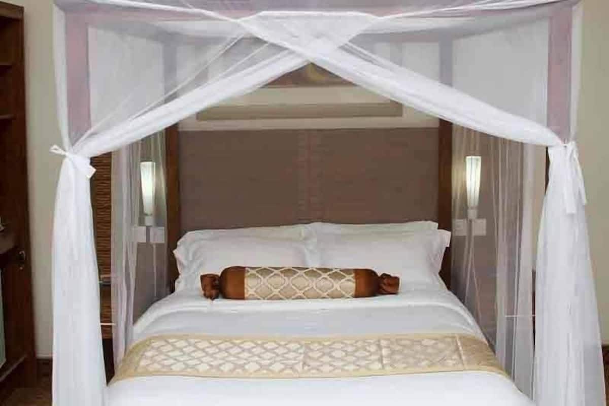 Luxe beddengoed, een minibar, een kluis op de kamer, een bureau
