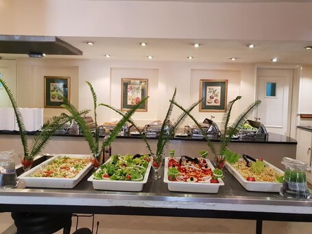 Free daily English breakfast