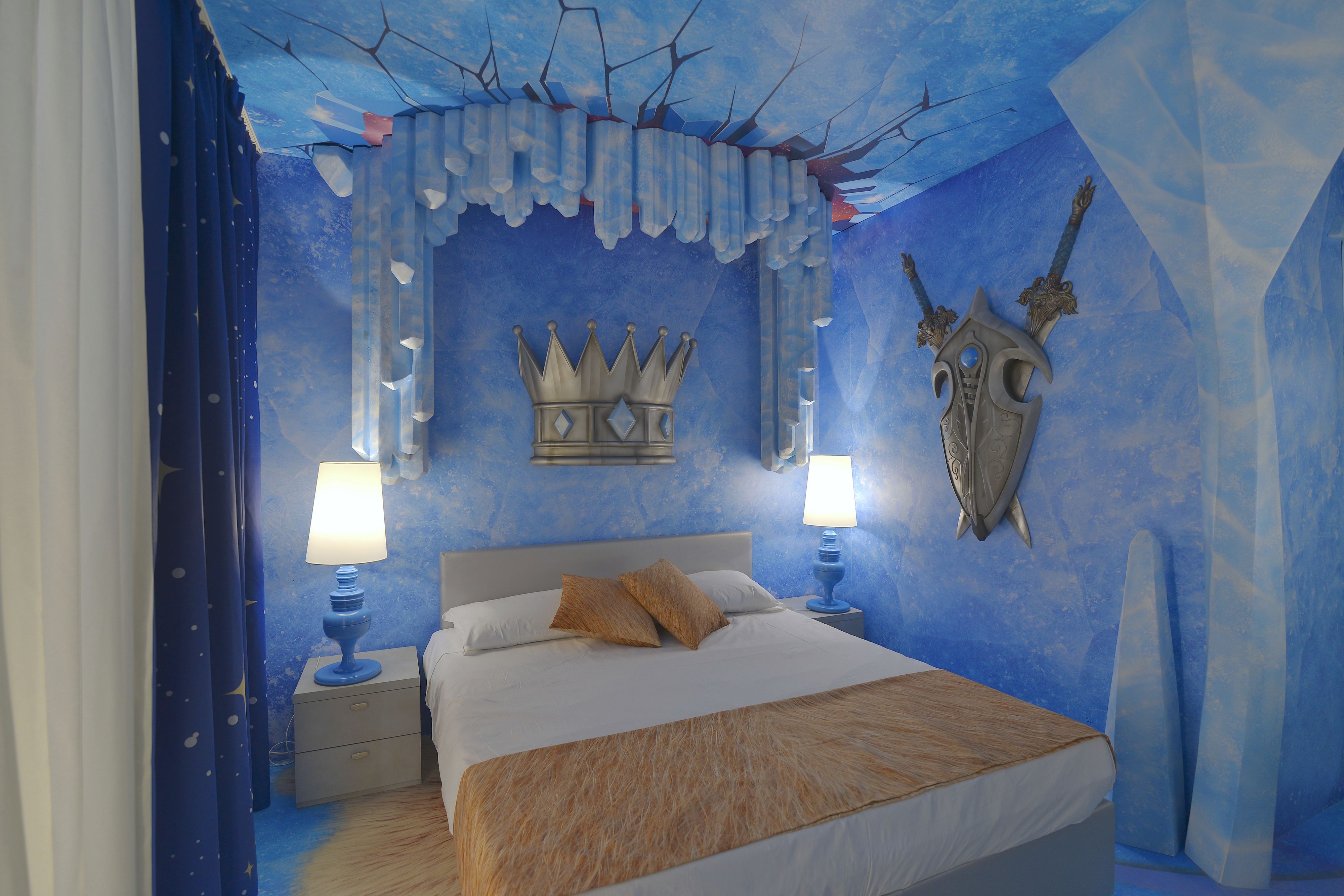 Quarto com cama, duas mesas de cabeceira, um criado-mudo, uma coroa decorativa e um escudo na parede.