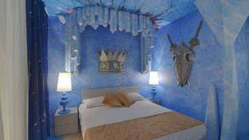 Quarto com cama, duas mesas de cabeceira, um criado-mudo, uma coroa decorativa e um escudo na parede.