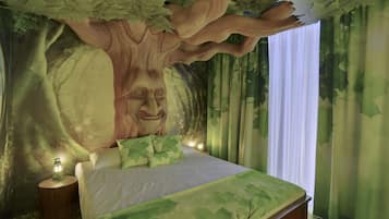 Un dormitorio con un mural de motivos vegetales, una cama con ropa de cama estampada con hojas y una mesita de noche con un farol.