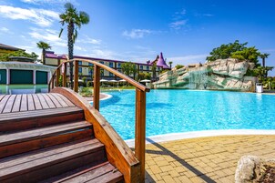 Una piscina al aire libre de temporada, sombrillas