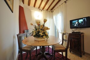 Apartment, 2 Schlafzimmer | Essbereich im Zimmer