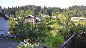 A residential area with houses, a trampoline, and a garden. - Kmecki Hram (Idrija)