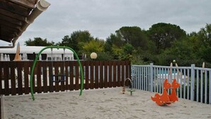 Zona de juegos infantil al aire libre
