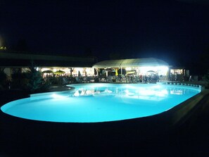 2 piscinas al aire libre, sombrillas, sillones reclinables de piscina