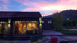 Exterior - Yellow and Black Guesthouse (Kaohsiung)