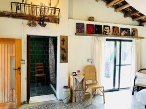 Family Room | Bathroom | Shower, free toiletries, towels - Yellow and Black Guesthouse (Kaohsiung)