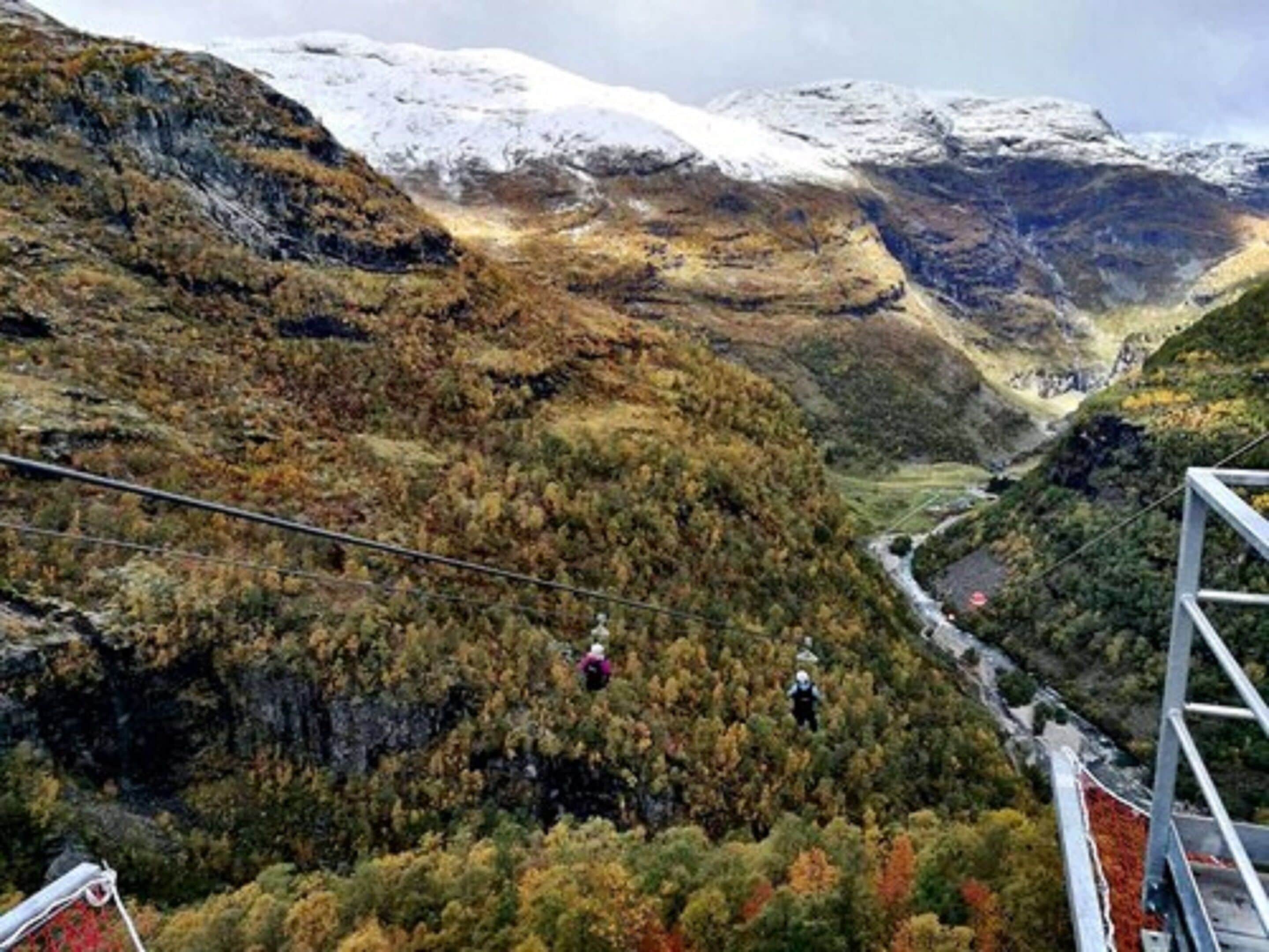 Un paysage montagneux équipé d’un téléphérique.