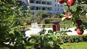 A hotel with a garden featuring apple trees and a sign reading "Freiburg Hotel". - Fretheim Hotel (Aurland)