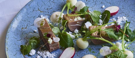 Une assiette de nourriture contenant divers ingrédients.