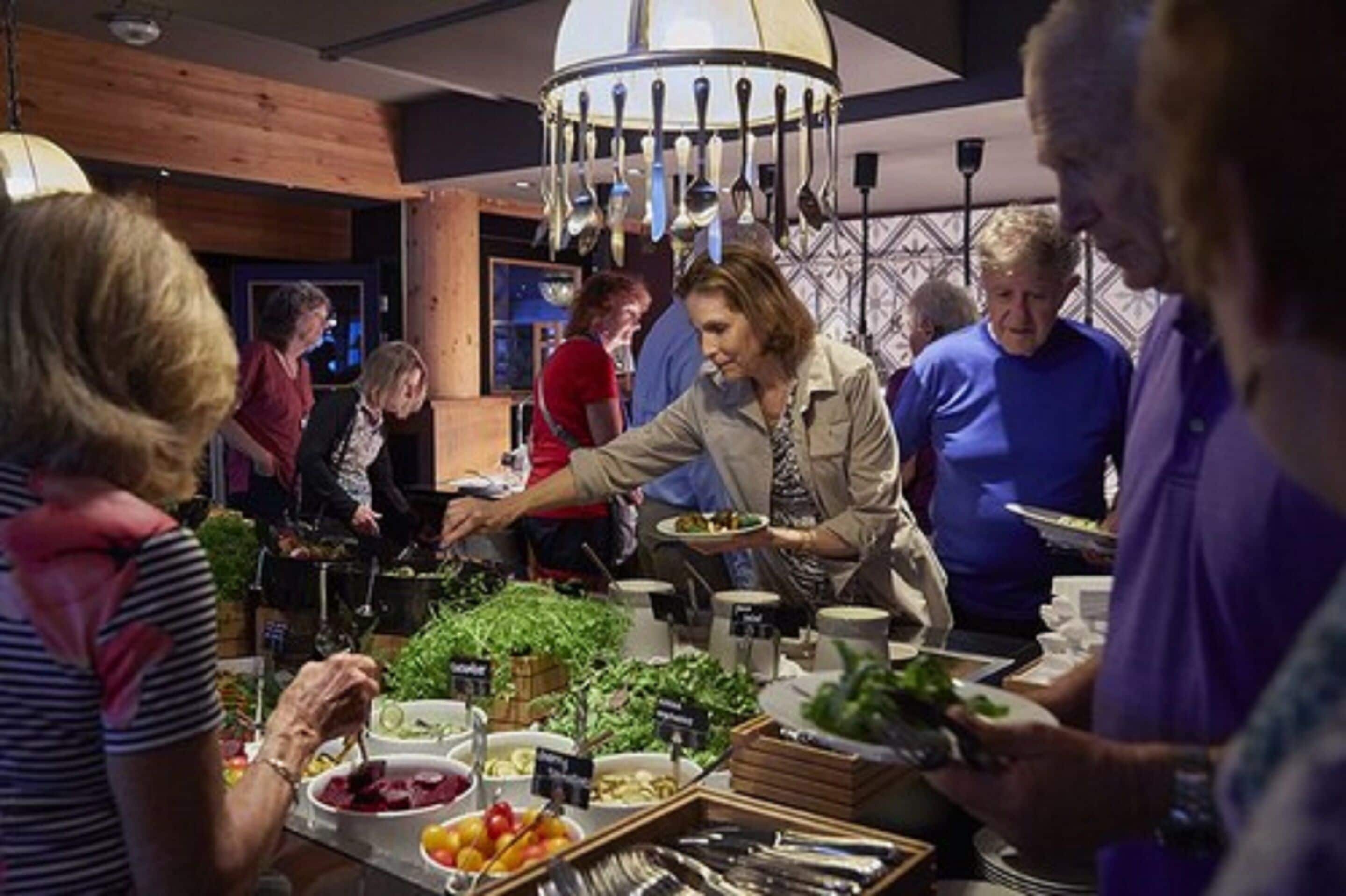 Een buffet met diverse gerechten en bestek.