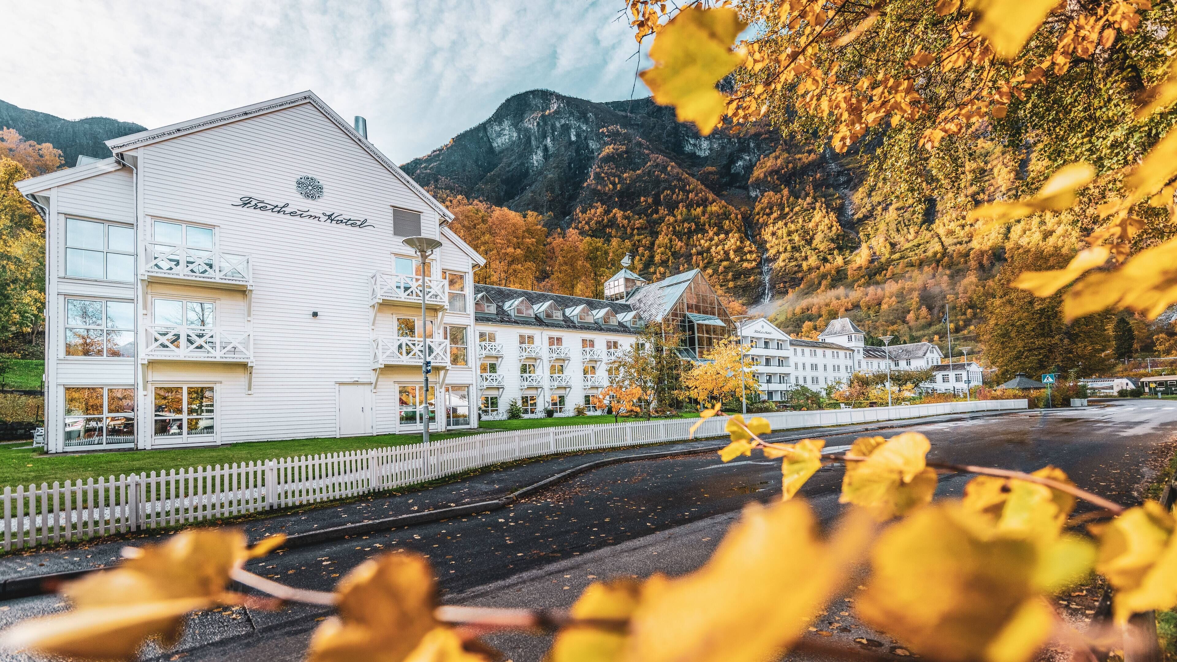 Ein weißes Gebäude mit Balkonen und einem Schild mit der Aufschrift 'Fretheim Hotel'.