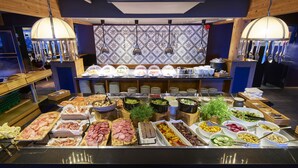 A buffet with various food items and utensils. - Fretheim Hotel (Aurland)