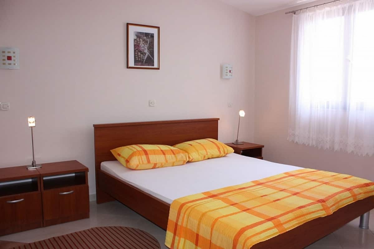 Free cots/infant beds, free WiFi, bed sheets