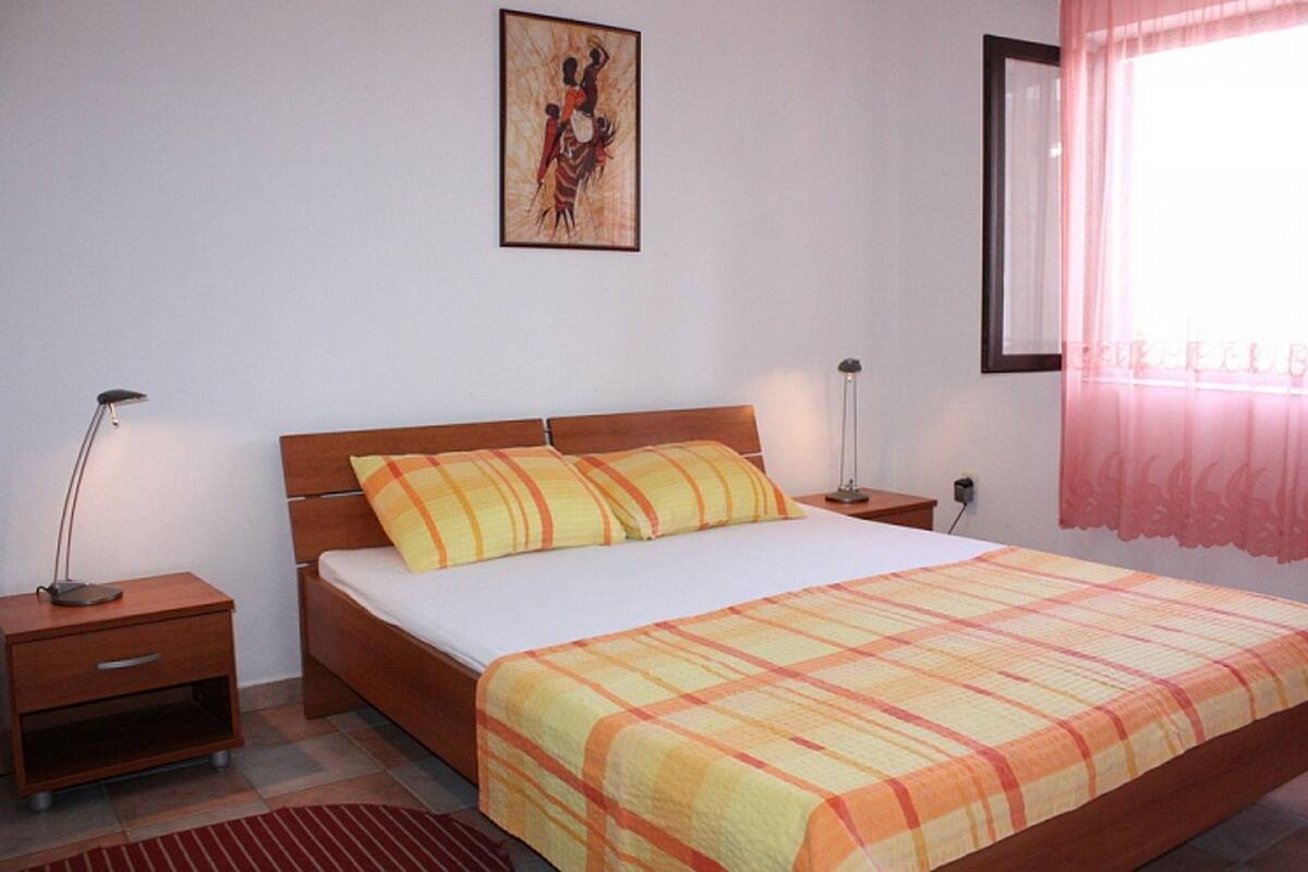 Free cots/infant beds, free WiFi, bed sheets