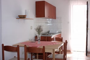 Apartment, 2 Bedrooms (3) | In-room dining