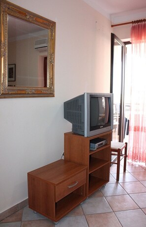 Apartment, 2 Bedrooms (5) | Free cribs/infant beds, free WiFi, bed sheets - Apartments Blato-J (Pag)
