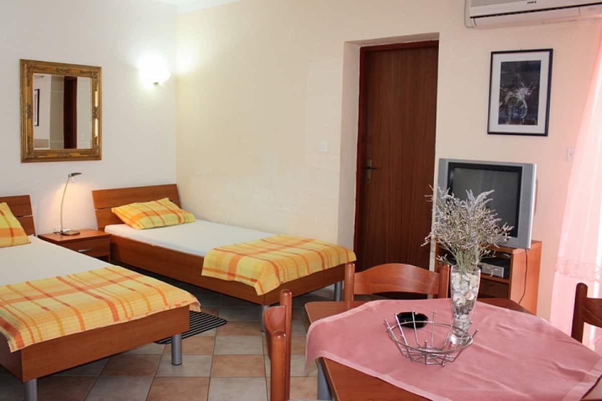 Free cots/infant beds, free WiFi, bed sheets