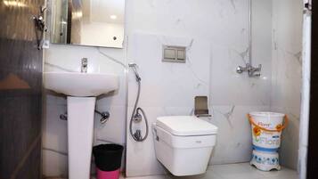 Shower, free toiletries, towels
