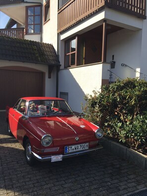 Parking sans voiturier (1 EUR par jour)