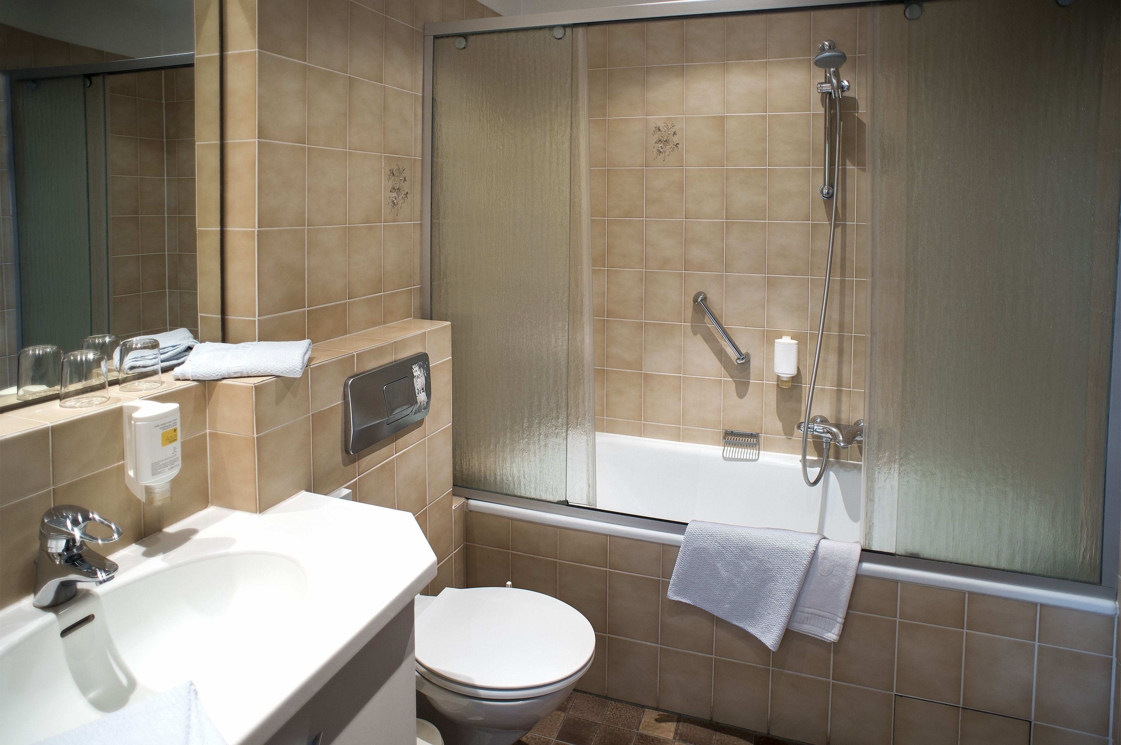 standard triple room (gästehaus) | bathroom | shower, free toiletries, hair dryer, towels