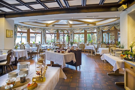 Daily buffet breakfast for a fee. Hotel Garni Schmieders Ochsen