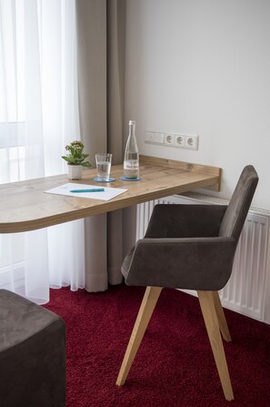 Double Room Single Use, Kitchenette (zur Einzelnutzung, Haupthaus) | Blackout curtains, iron/ironing board, free WiFi, bed sheets - Hotel Garni Schmieders Ochsen (Seelbach)