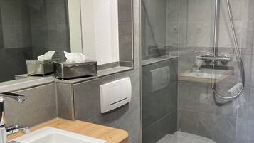 Apartment, Kitchenette (Haupthaus Oder Gästehaus) | Bathroom | Shower, free toiletries, hair dryer, towels