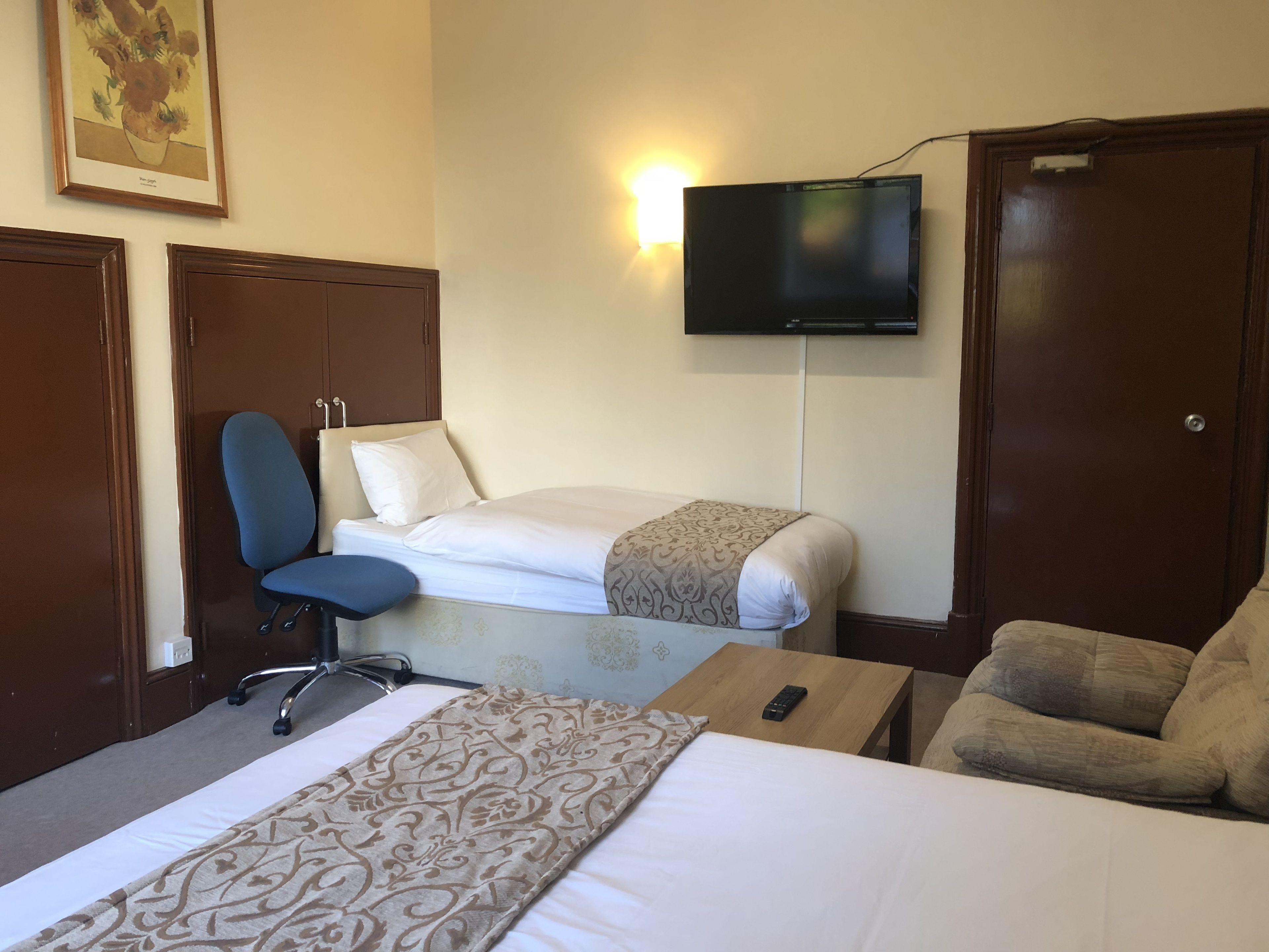 triple room, shared bathroom | individually decorated, desk, laptop workspace, soundproofing