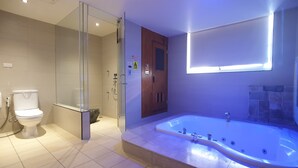 A modern bathroom with a glass-enclosed shower, a toilet, and a large freestanding bathtub. - Surreal Motel- XinJhung Branch (New Taipei City)